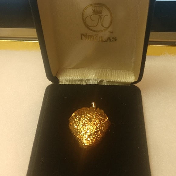 NIB Stunning Strawberry Brooch~By Nikolas - Picture 2 of 3